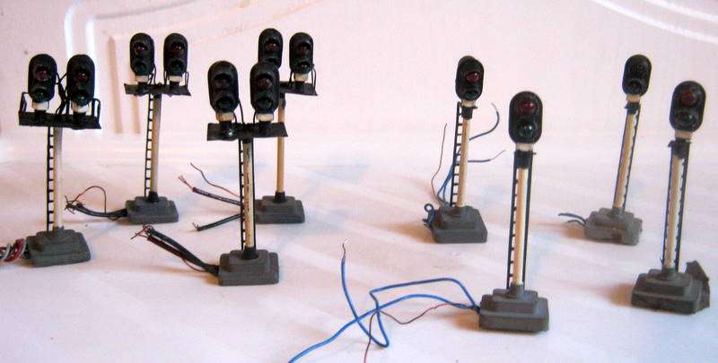 Railroom Clearout!!! Job Lot -  Coloured Light Signals on Posts x 8 - HO/OO