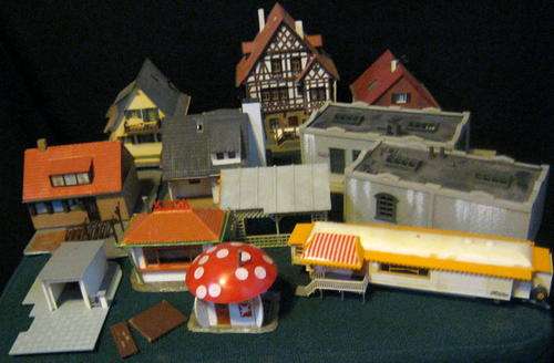 Quick Auction!!!!   Job Lot - 12 Plastic Buildings - HO/OO