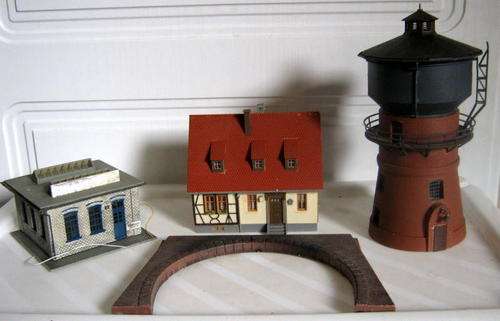 Job Lot - Plastic models x 4 - HO/OO