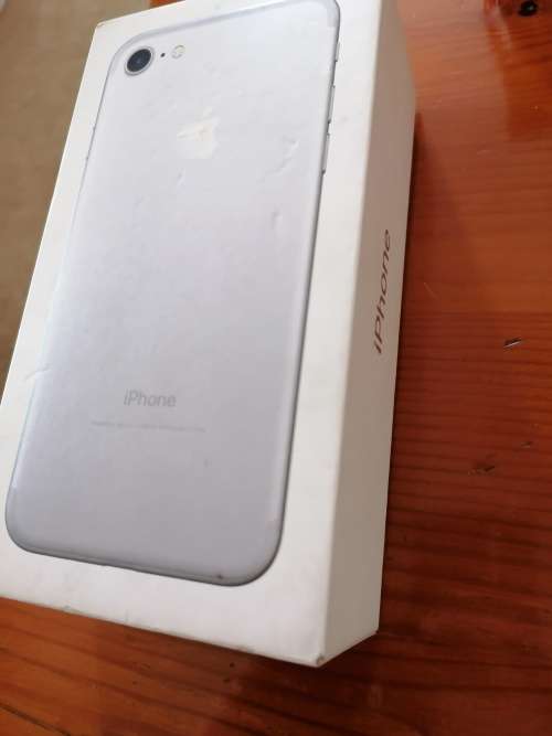 iPhone 7 32gb + AirPods and wireless charger