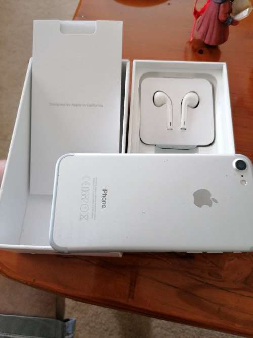 iPhone 7 32gb + AirPods and wireless charger