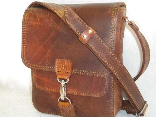 Leather Safari medium handbag, ANTIQUE BROWN.