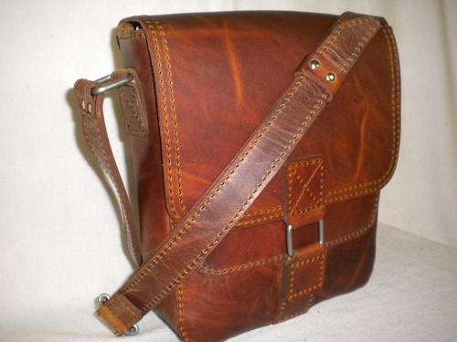 Leather Safari Medium Handbag, ANTIQUE BROWN. Magnetic Closure