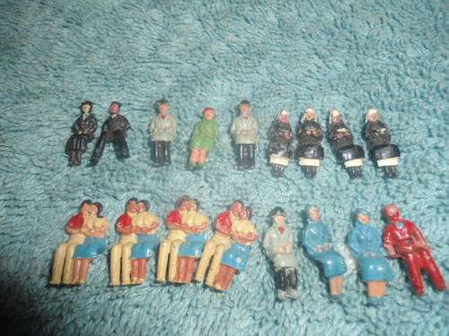 Marklin: 17 Vintage Solid metal painted 1:87 scale seated passengers.