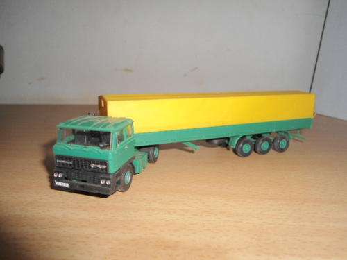 Kibri HO model of a DAF truck and trailer