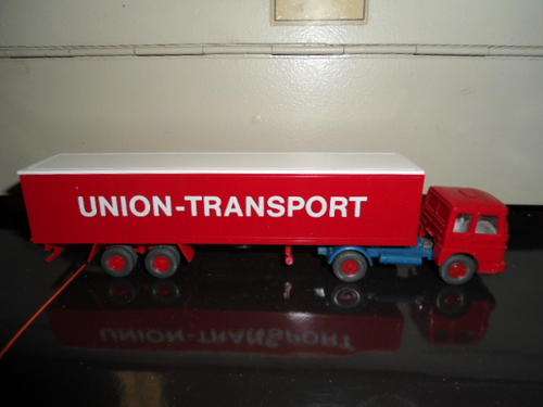 A Wiking HO MAN T/T with volume trailer