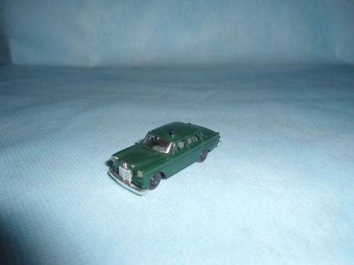 A Brekina HO M/Benz emergency car