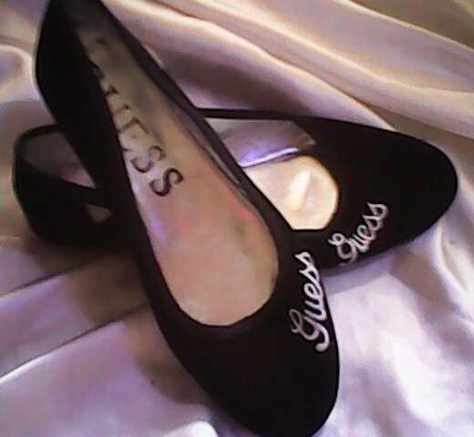 ***WOW***LOW SARTING BID !!!!ROUND GUESS PUMPS