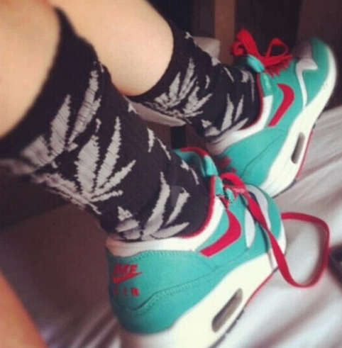 Weed leaf socks Men's Ladies Maple Leaf Socks Long Skateboard Hip-hop Male Woman white green