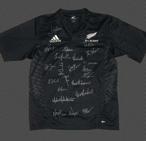 2010 ALL BLACKS JERSEY SIGNED BY THE SQUAD. -