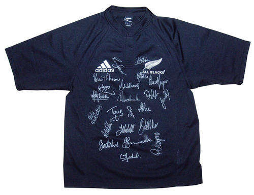 2005 ALL BLACKS JERSEY SIGNED BY THE SQUAD. - MASSIVE SALE NOW ON - 1 LISTING ONLY