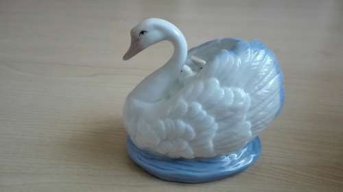 Heritage Porcelain Swan Figurine: Swan Song