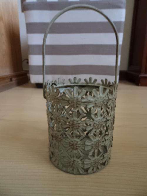 Metal candle holder