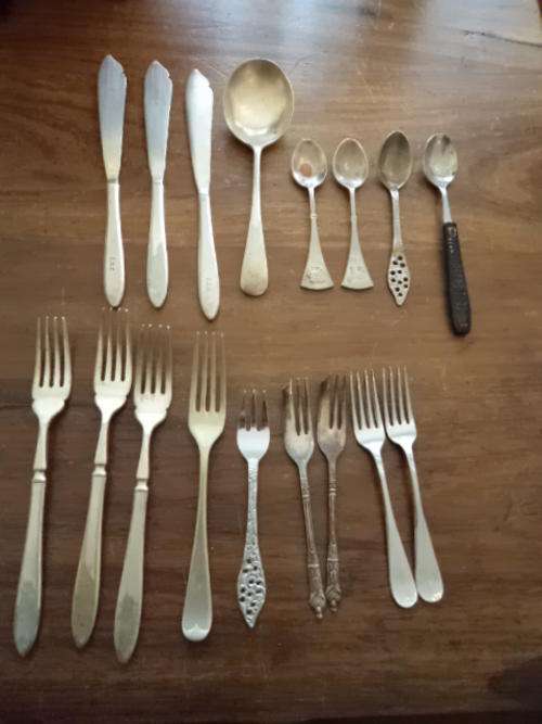 Assorted old cutlery (17 pieces)
