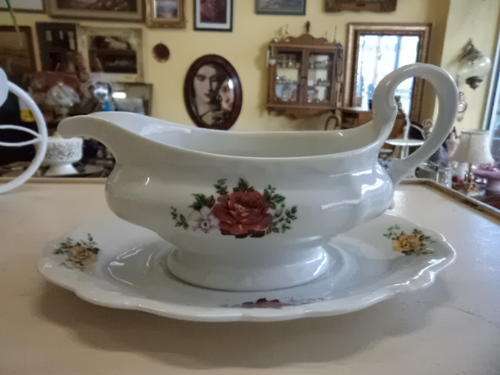 Pretty Gravy Dish