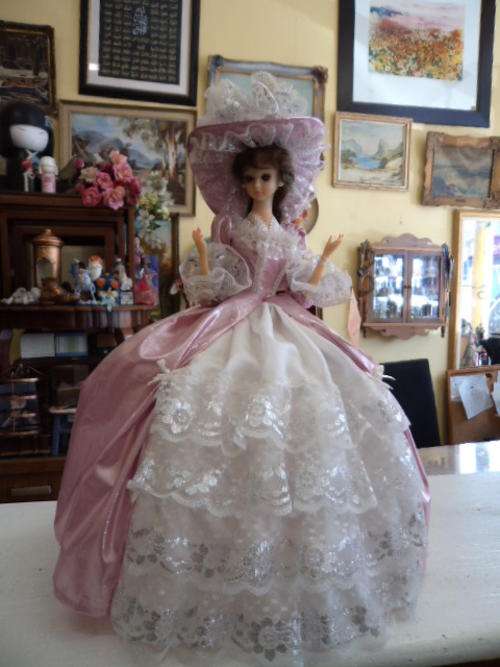Miss Rosa Musical Doll (Collection of Elegant Dolls)