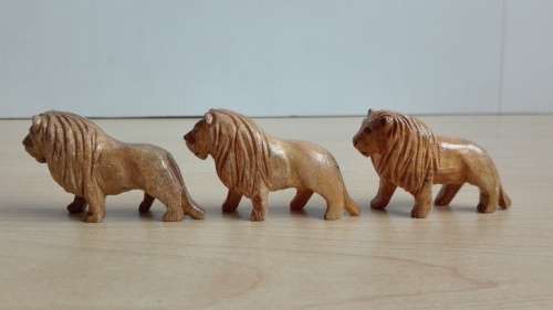 Miniature Wooden Lion Figurine (4cm x 7cm)
