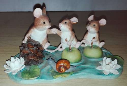 Border Fine Arts Merrie Mice Happy Families Figurine (Bobbing Apples A3776)