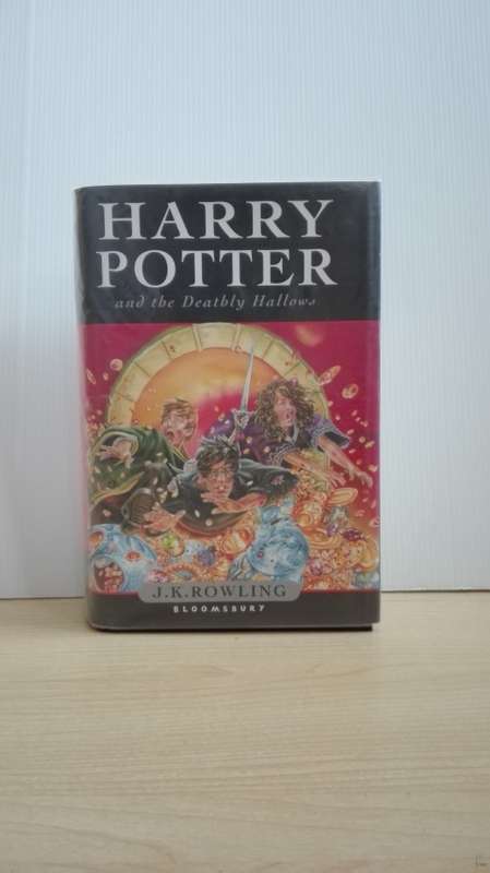 Harry Potter And The Deathly Hallows: J.K Rowling (Hardcover)