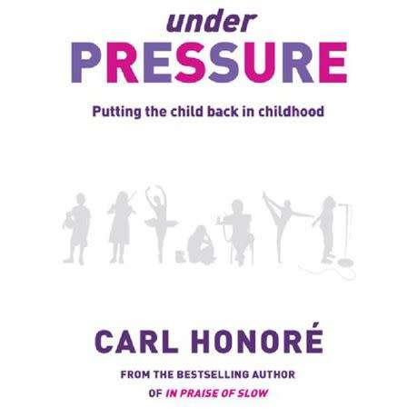 Under Pressure - Rescuing our Children from the Culture of hyper-parenting: Carl Honore (Paperback)
