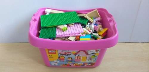 Box with 650 Lego Pieces