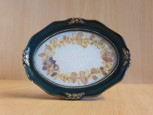 Oval Frame with Dried Flowers (15cm x 11cm)