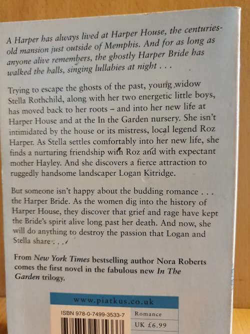 Blue Dahlia: Nora Roberts (Paperback)