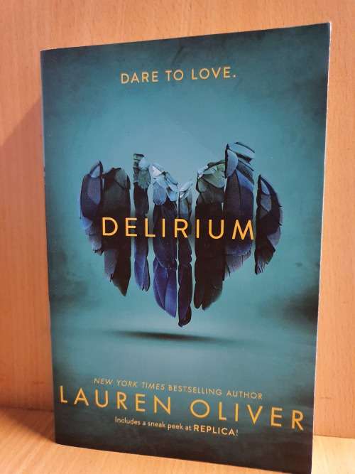 Delirium : Lauren Oliver (Paperback)