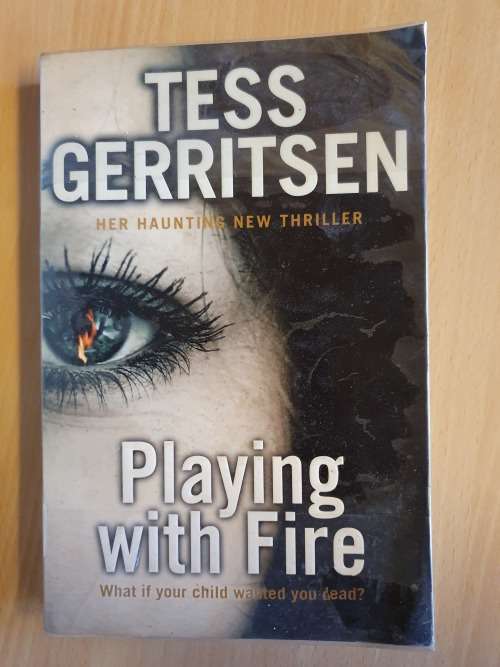 Playing with Fire: Tess Gerritsen (Paperback)