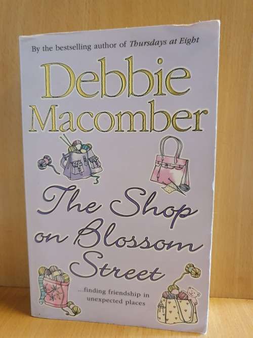 The Shop on Blossom Street: Debbie Macomber (Paperback)