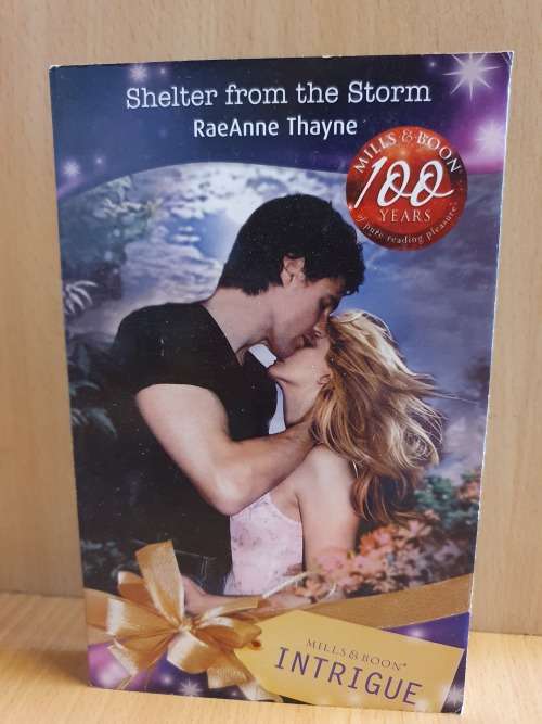 Mills & Boon Intrigue - Shelter from the Storm : RaeAnne Thayne(Paperback)