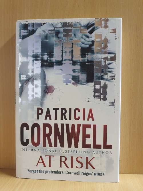 At Risk: Patricia Cornwell (Hardcover)