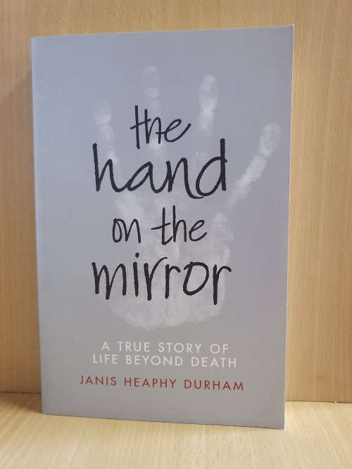 The Hand on the Mirror - A True Story of Life Beyond Death: Janis Heaphy Durham (Paperback)