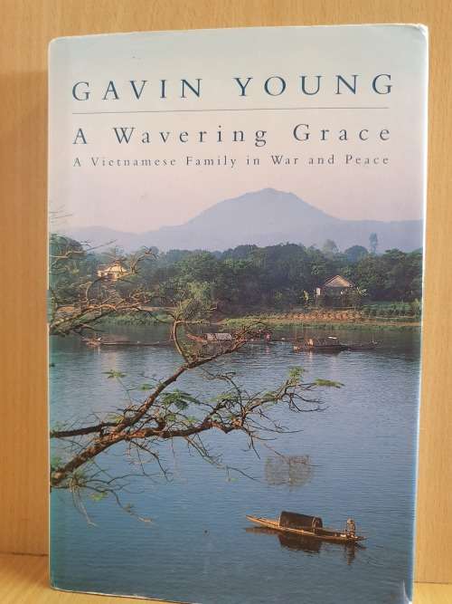A Wavering Grace - A Vietnamese Family in War and Peace: Gavin Young (Hardcover)