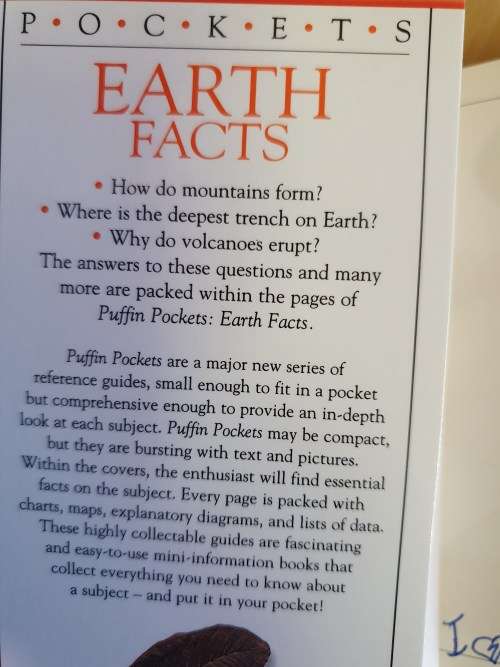 Puffin Pockets - Earth Facts  (Paperback)