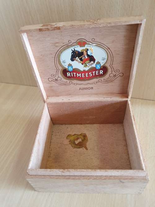 Small Wooden Cigar Box - Ritmeester Junior  (13cm x 11cm. height 6cm)