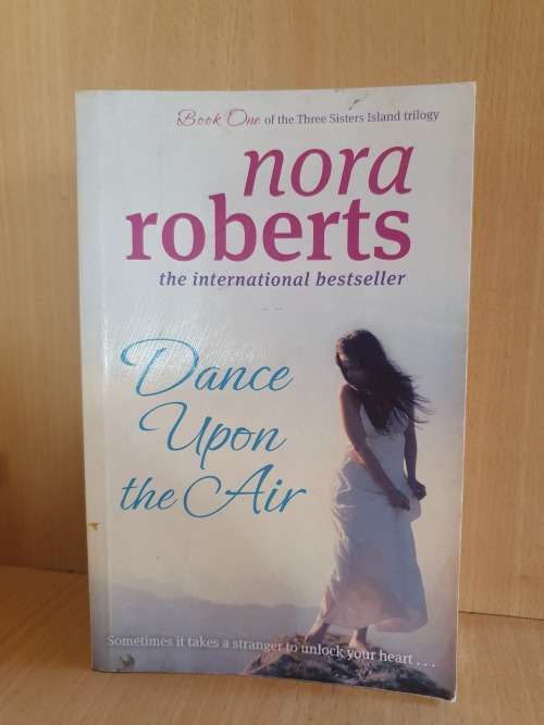 Dance Upon The Air: Nora Roberts (Paperback)