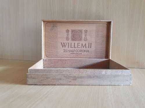 Willem II 25 Half Corona Cigar Box (20cm x 11cm height 4cm)