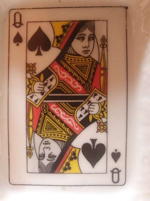 Ceramic Queen of Hearts Ashtray (10cm x 8cm)