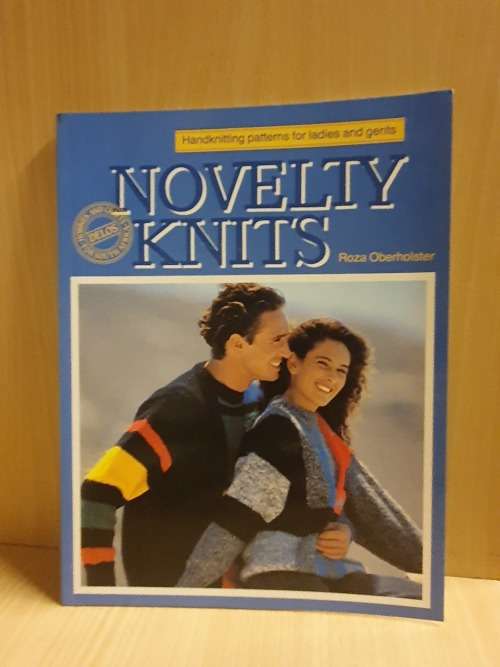 Novelty Knits - Handknitting patterns for ladies and gents: Roza Oberholster (Paperback)