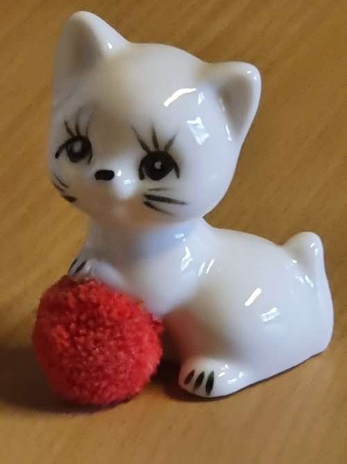 Small Cat Figurine - height 6cm width 4cm