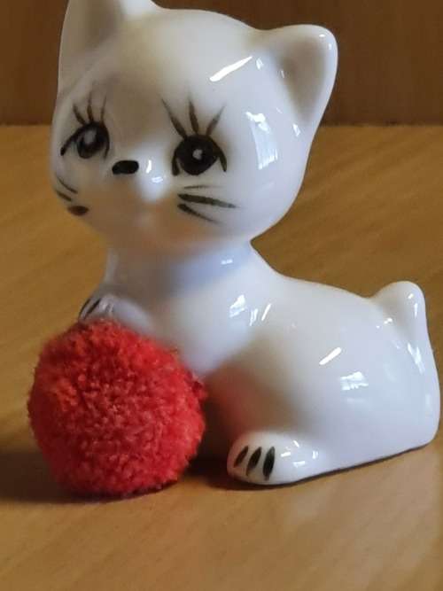 Small Cat Figurine - height 6cm width 4cm