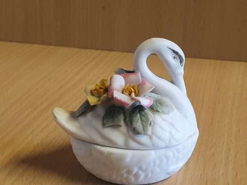 Small Hand made Balboa Lidded Swan Trinket Holder (height 6cm width 8cm depth 4cm)