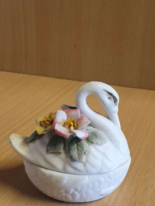 Small Hand made Balboa Lidded Swan Trinket Holder (height 6cm width 8cm depth 4cm)