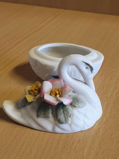 Small Hand made Balboa Lidded Swan Trinket Holder (height 6cm width 8cm depth 4cm)