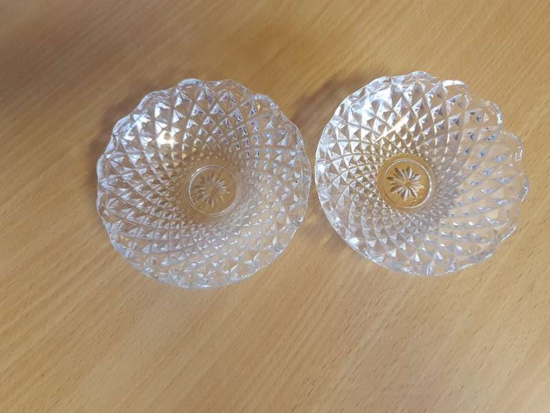 Round Lidded Cut Glass Trinket Dish (width 10cm height 5cm)