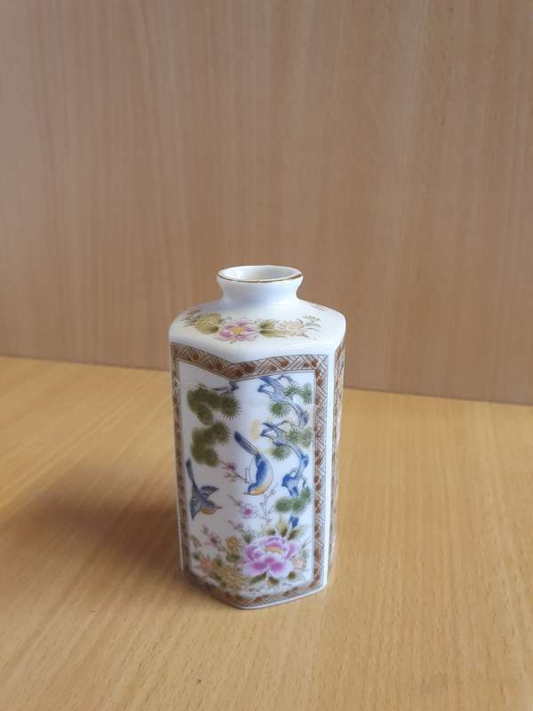 Small Oriental Style Vase - height 10cm width 8cm