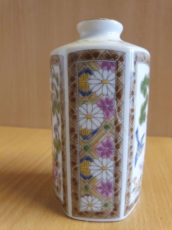 Small Oriental Style Vase - height 10cm width 8cm