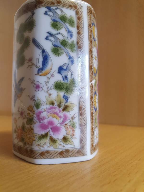 Small Oriental Style Vase - height 10cm width 8cm