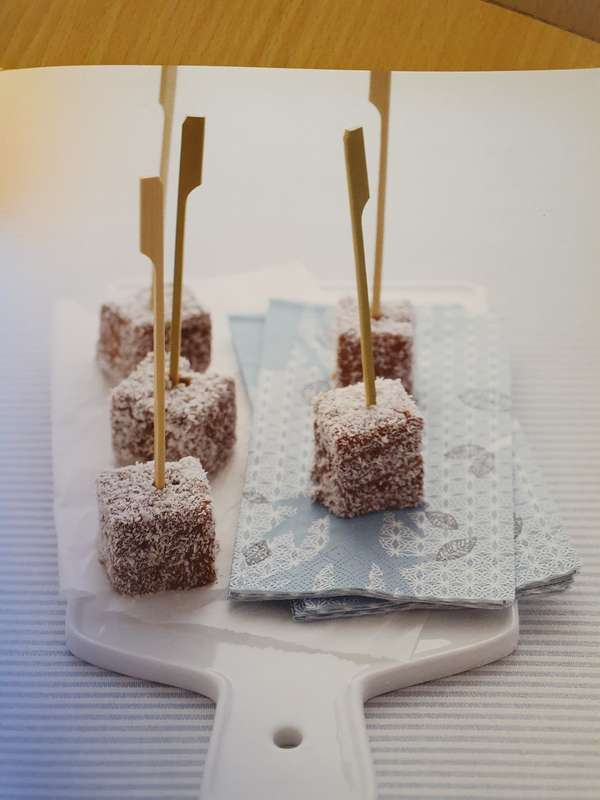 Cake and Cookie Pops - More than 50 fun treats on sticks (Paperback)